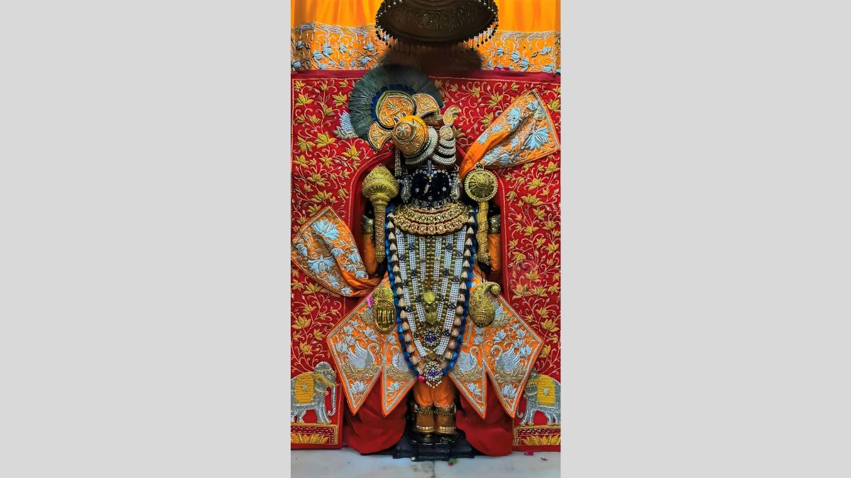 જન્માષ્ટમી નિમિત્તે દ્વારકાધીશ પ્રભુને સુરતના નેહલ અને તુષાર દેસાઇના પરીવાર તરફથી વાઘા અને શણગાર અર્પણ